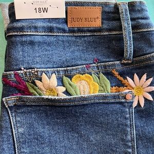 NWT Sz 18W Judy Blue w/ embroidered pockets